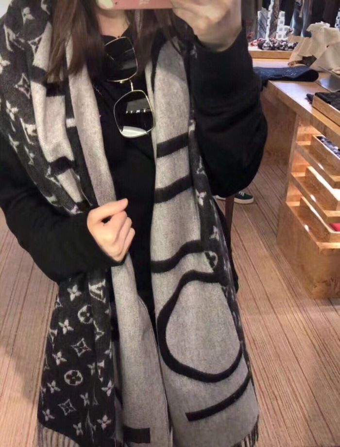 Louis Vuitton Scarf LV00053